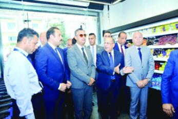 وزير التموين خلال جولة تفقدية فى فرع “كارى أون” بكلية البنات