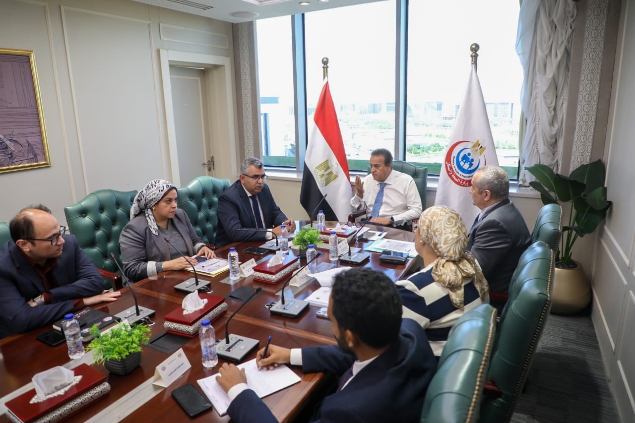 وزير الصحة يتابع تنفيذ المشروعات الطبية القومية