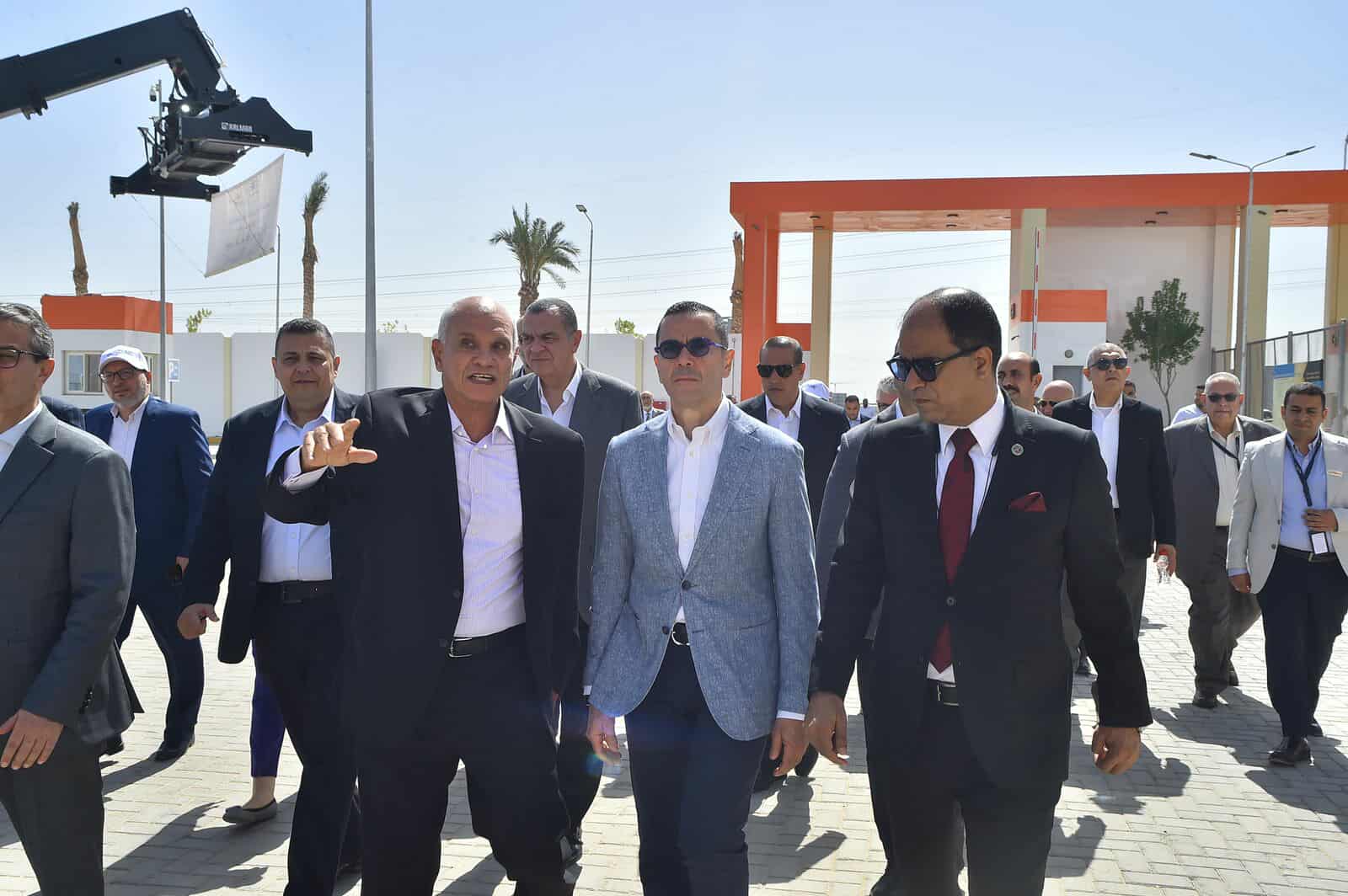وزير الاستثمار والتجارة الخارجية يتفقد المركز اللوجستي الجمركي للمنطقة الاقتصادية لقناة السويس