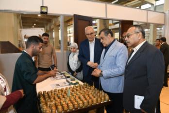 وزير الإنتاج الحربي يتابع مراحل الإنتاج داخل (مصنع 300 الحربي)
