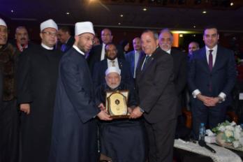 محافظ بورسعيد يكرم العالم الجليل أحمد عمر هاشم