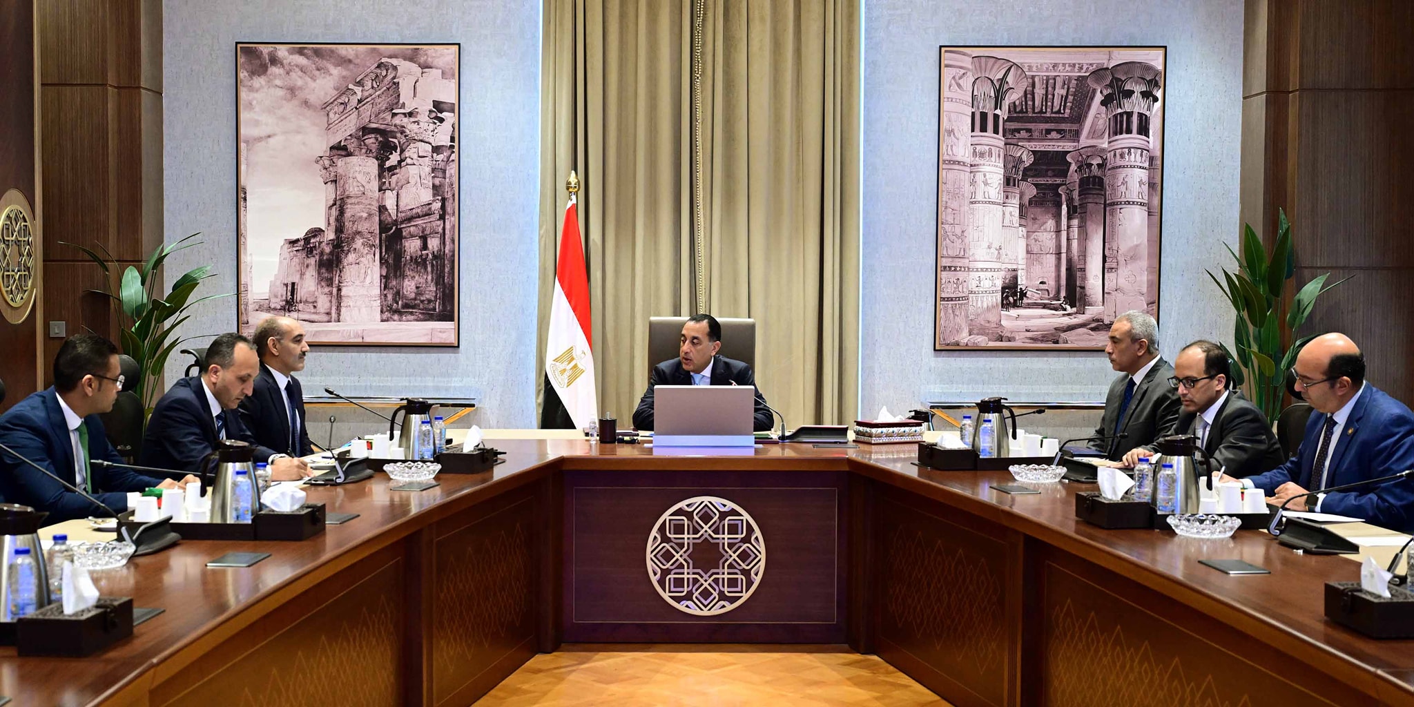 رئيس الوزراء مع الرئيس التنفيذي لوكالة الفضاء المصرية