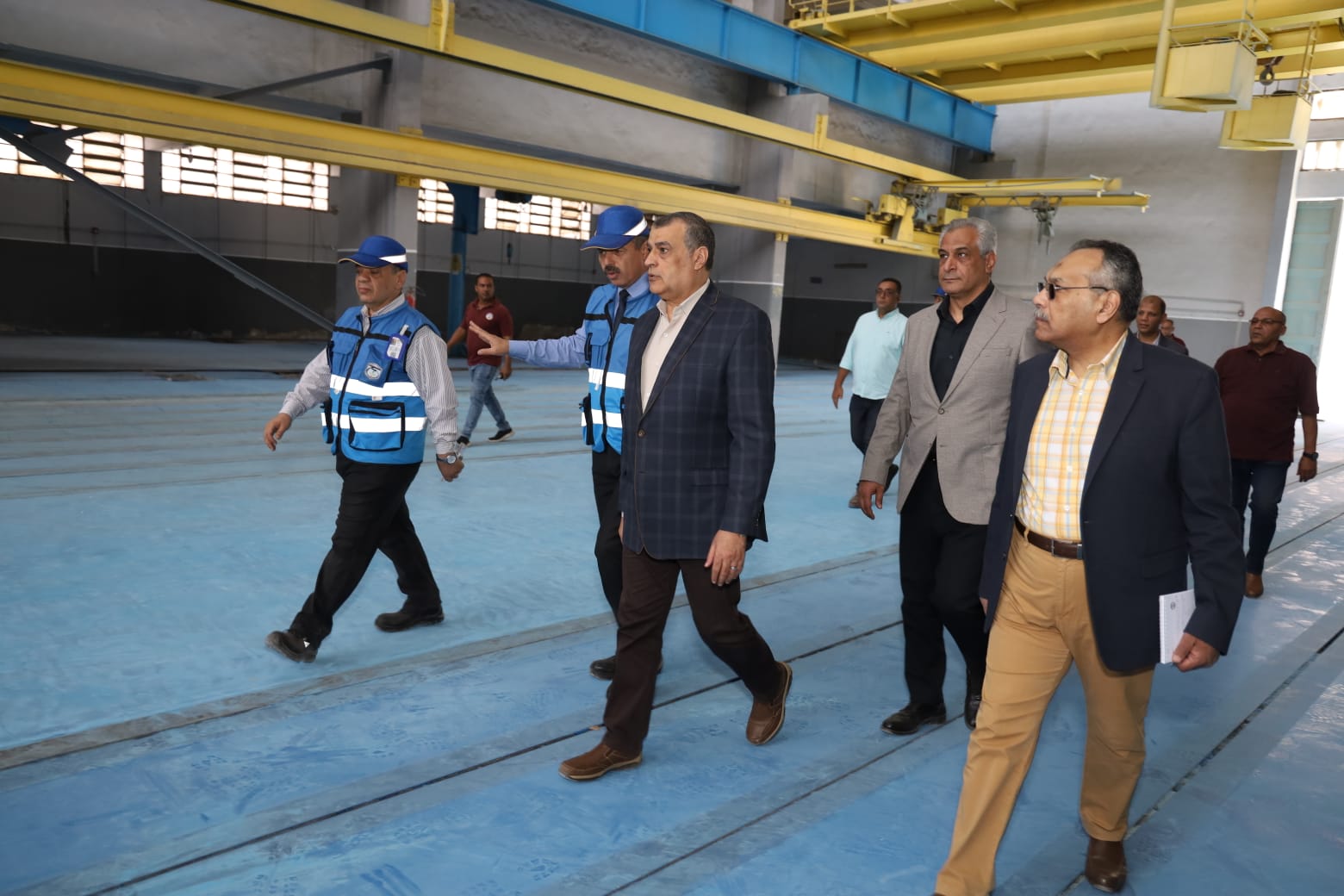 وزير الإنتاج الحربي يتابع مراحل التصنيع العسكري والمدني بشركة حلوان للآلات والمعدات