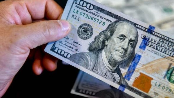 تراجع سعر الدولار لمستويات الـ50 جنيهًا في منتصف التعاملات