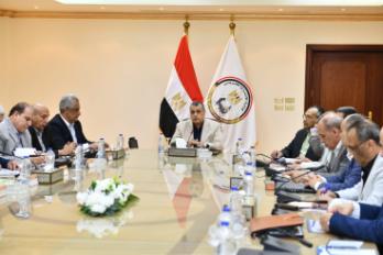 وزير الإنتاج الحربى يتابع مع رؤساء الشركات موقف المشروعات الجارى تنفيذها