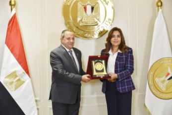 توقيع عقد تقديم خدمات النظافه ببورسعيد