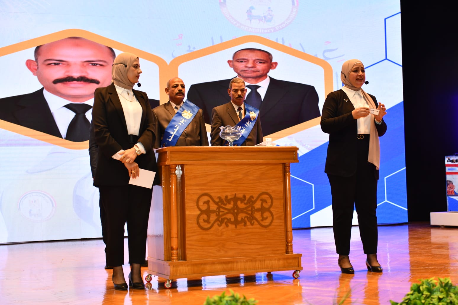 وزير الإنتاج الحربي يلتقي العاملين ويكرّم المتميزين