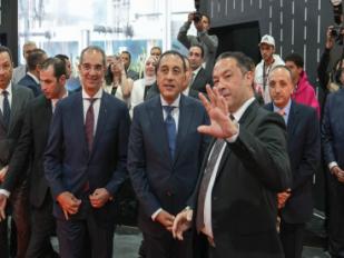 رئيس الوزراء يتفقد جناح أورنچ مصر