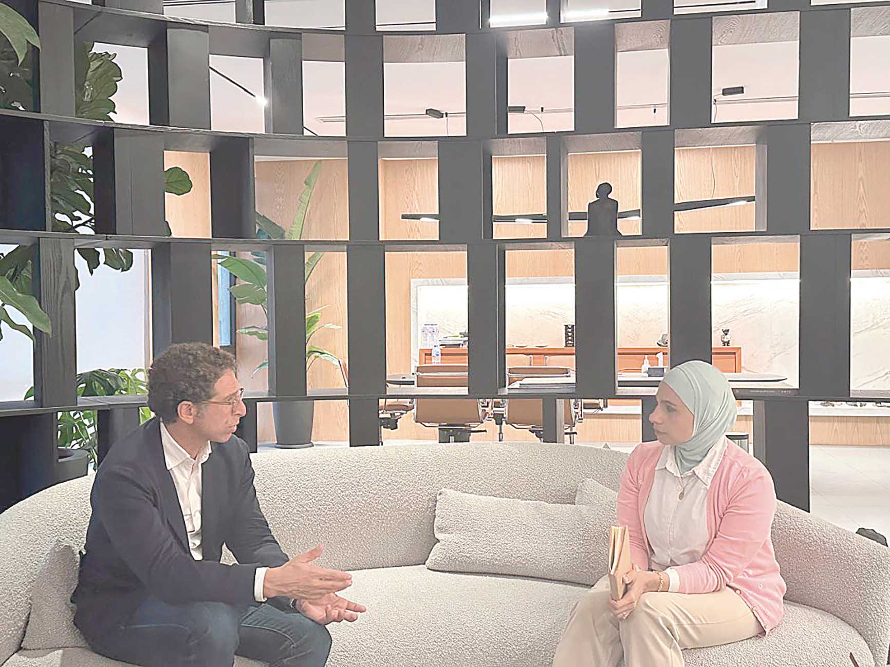 منير نخلة مع المال 