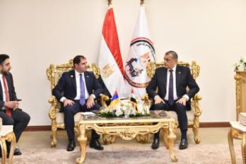 وزير الإنتاج الحربى ووزير دفاع أرمينيا