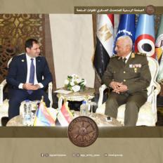 وزير الدفاع ورئيس الأركان يلتقيان عددًا من قادة الوفود العسكرية