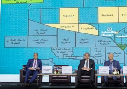الدكتور أشرف العربي يتوسط الحضور