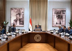 رئيس الوزراء خلال لقائه وزير الاستثمار 