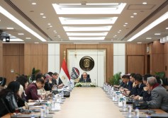 وزير قطاع الأعمال مع الصحفيين