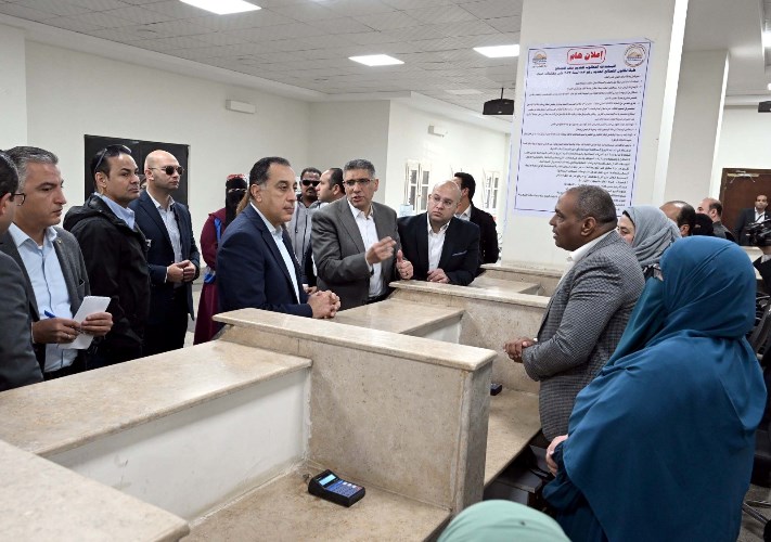 رئيس الوزراء يتفقد مجمع خدمات المواطنين "تحيا مصر" بقرية "الودى" في الصف