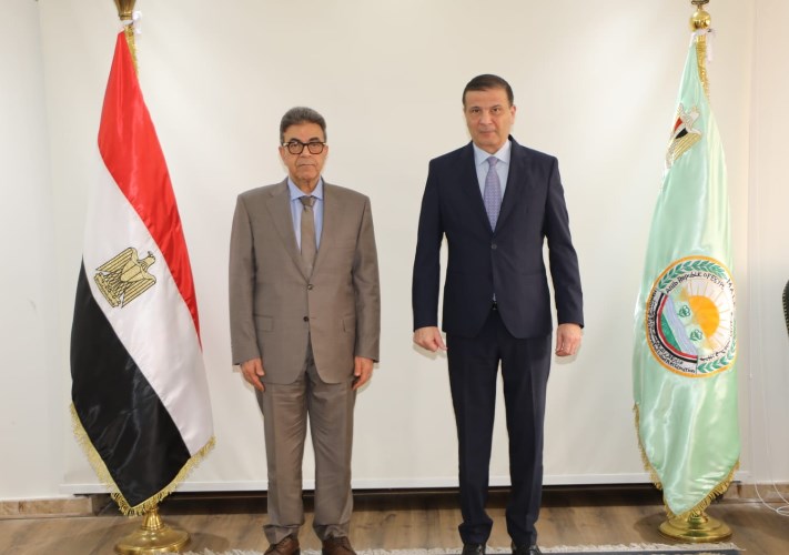 وزير الزراعة ونقيب البيطريين 