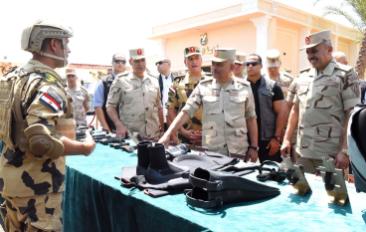 وزير الدفاع والإنتاج الحربي يلتقي عددا من مقاتلي القوات الخاصة والصاعقة