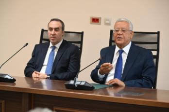 رئيس مجلس النواب والأمين العام للمجلس أثناء لقاء المحررين البرلمانيين