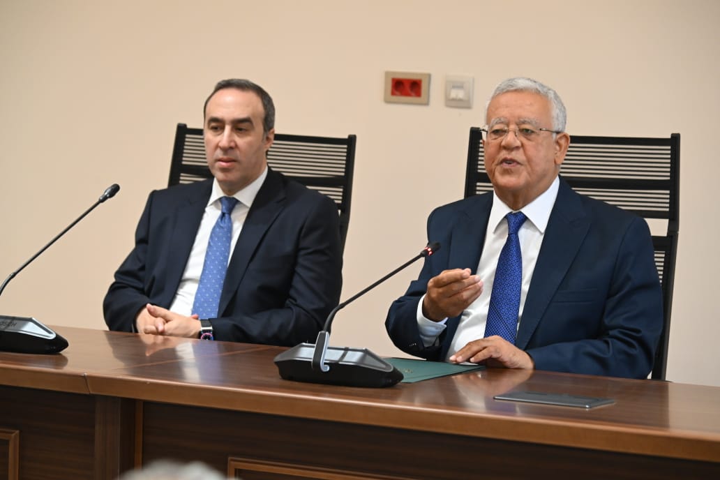 رئيس مجلس النواب والأمين العام للمجلس أثناء لقاء المحررين البرلمانيين