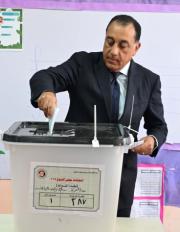 رئيس الوزراء يُدلي بصوته في انتخابات مجلس الشيوخ ويدعو الناخبين للمشاركة الجادة