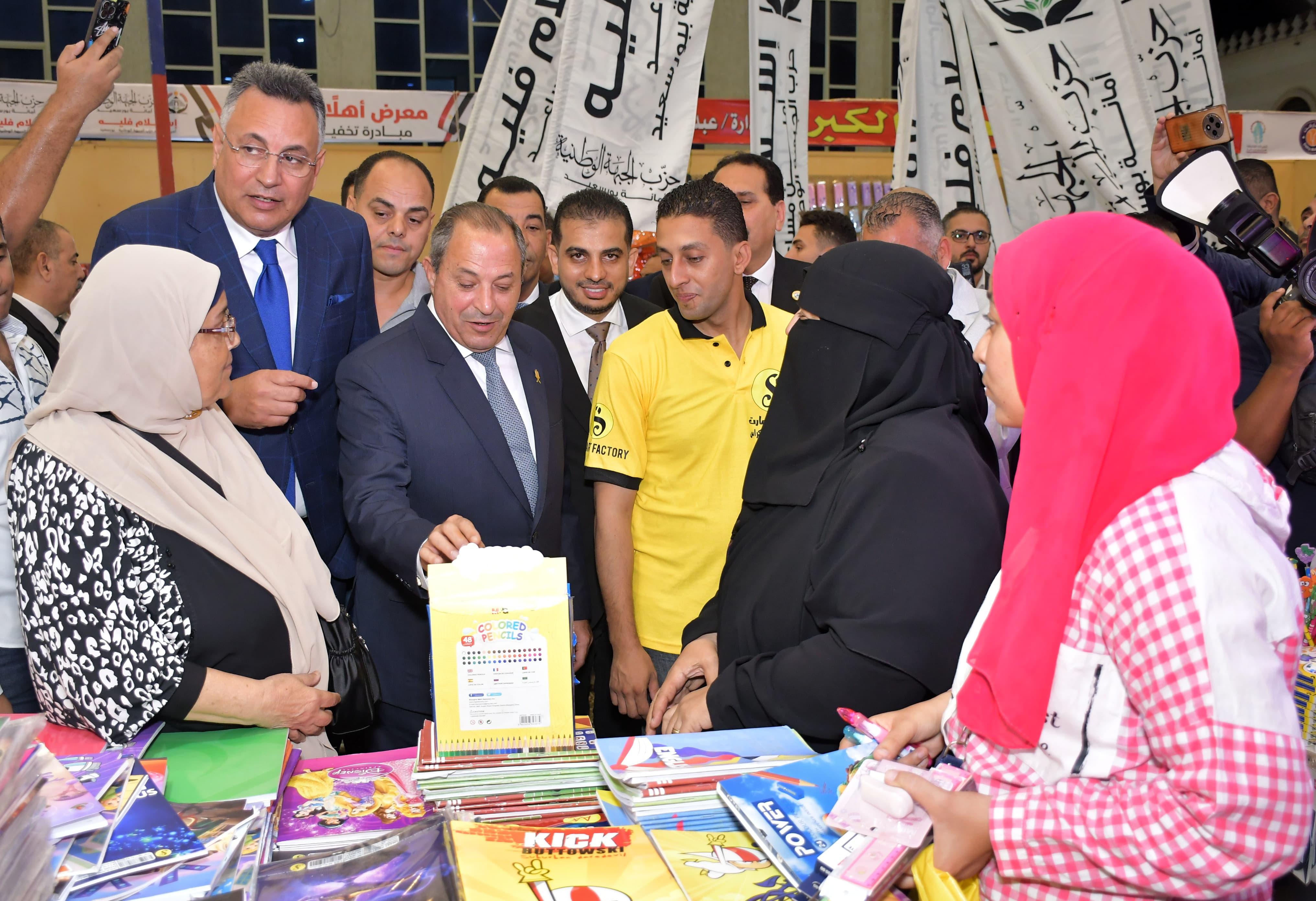 محافظ بورسعيد يفتتح معرض اهلا مدارس