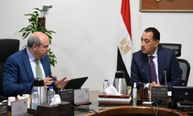 رئيس الوزراء يتابع مشروع "مبنى 4" بمطار القاهرة مع وزير الطيران