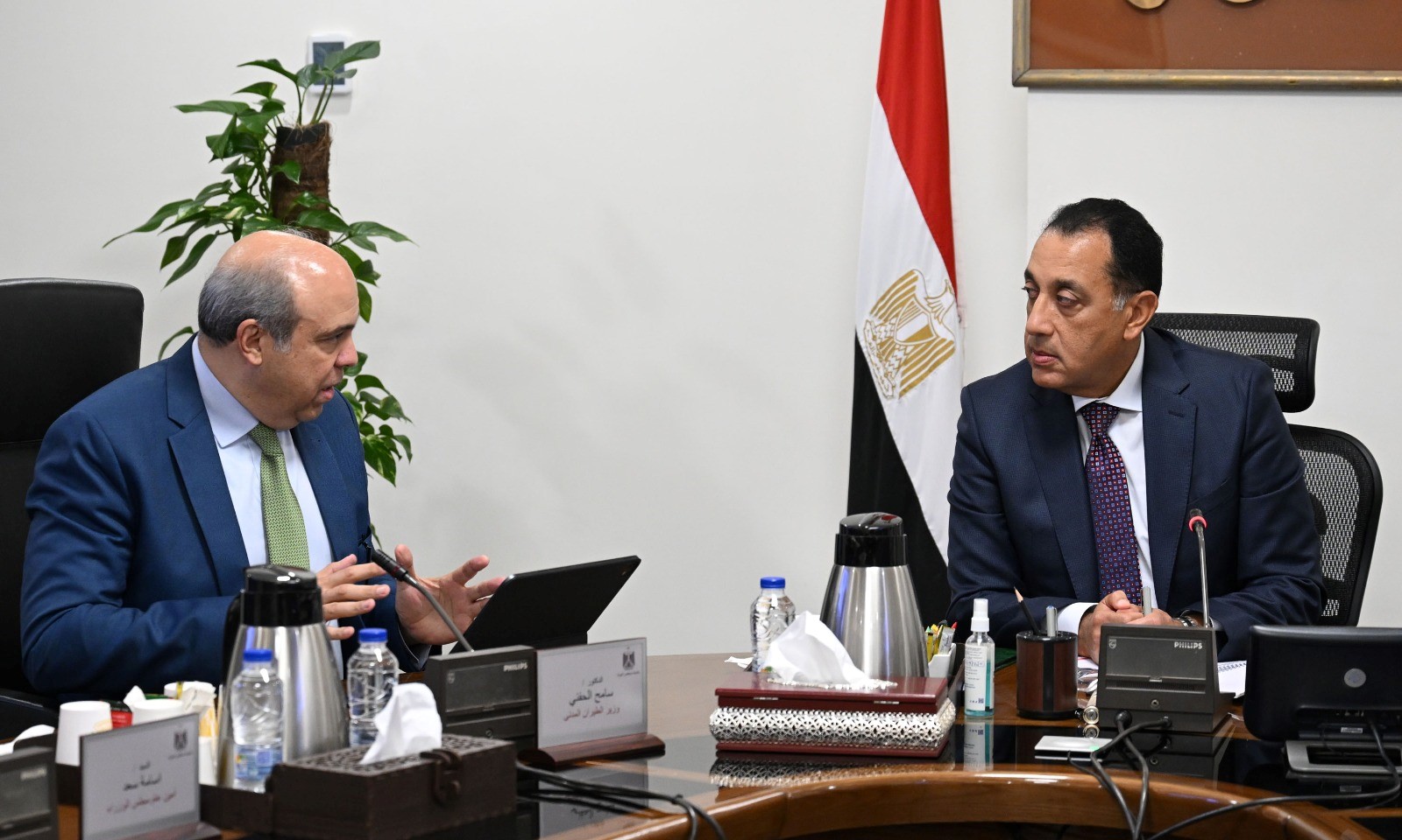 رئيس الوزراء يتابع مشروع "مبنى 4" بمطار القاهرة مع وزير الطيران