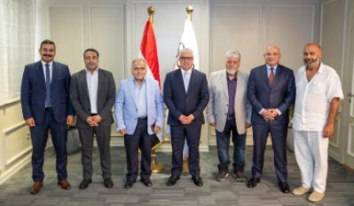 رئيس المنطقة الإقتصادية يوقع عقد مشروع المانى