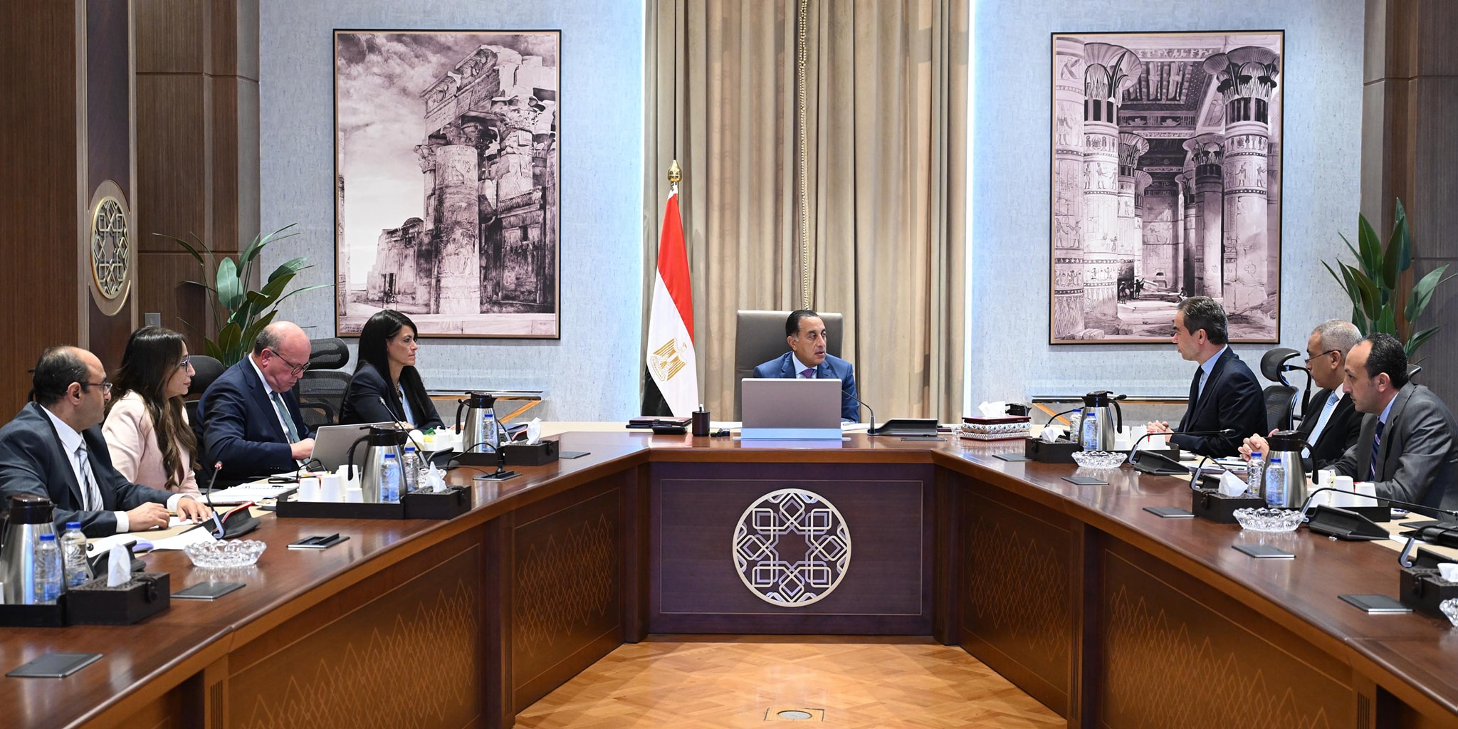 رئيس الوزراء والمسلماني