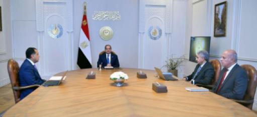الرئيس السيسي مع مدبولي ووزير السياحه