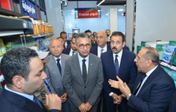 وزير التموين خلال أول ثلاثة فروع مطوّرة من المجمعات الاستهلاكية تحت العلامة التجارية الموحدة “كاري أون”.