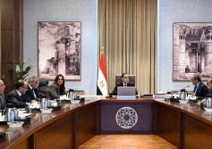 رئيس الوزراء خلال الاجتماع مع وزيرة التنمية ومحافظ قنا 