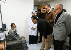 رئيس الوزراء يجري حوارا وديا مع المرضى بمستشفى الكرنك الدولي 