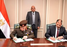 وزير الكهرباء أثناء توقيع البروتوكول
