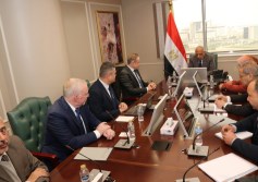 قيادات الكهرباء واكوا باور خلال الاجتماع