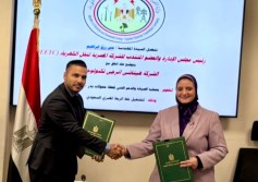 أثناء توقيع العقد