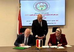 أثناء توقيع العقد بين المصرية للكهرباء وكابلات مصر