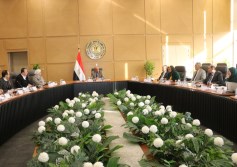 وزير الكهرباء مع قيادات الوزارة