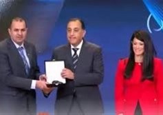 الدستاوي يتسلم الجائزة من مدبولي