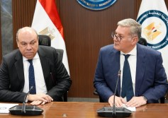 جانب من الاجتماع بين الوزيرين