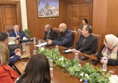 اجتماع المحافظ مع ممثلى السياحه والإستثمار