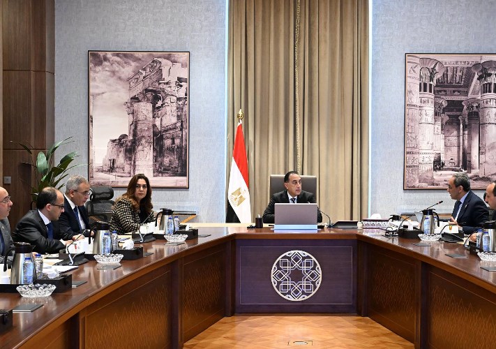رئيس الوزراء خلال الاجتماع مع وزيرة التنمية ومحافظ قنا 