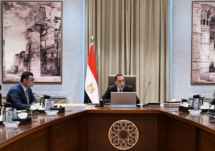 رئيس الوزراء خلال لقائه مع وزير الإسكان