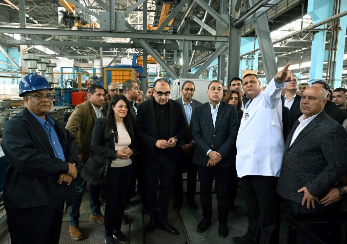رئيس الوزراء يتفقد خط إنتاج السلك الجديد بمصر للألومنيوم