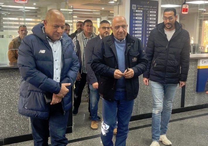وزير الكهرباء خلال الزيارة