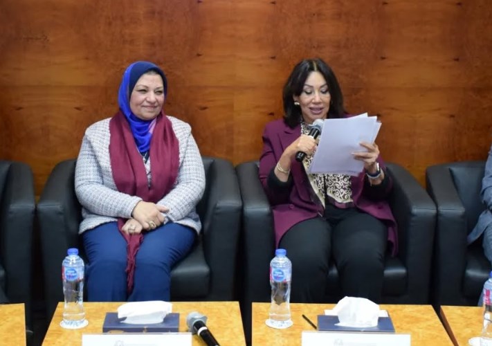 عبلة عبداللطيف بجوارها نائب وزير الكهرباء
