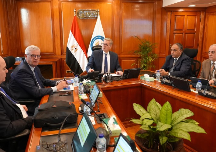 وزير البترول خلال المباحثات 