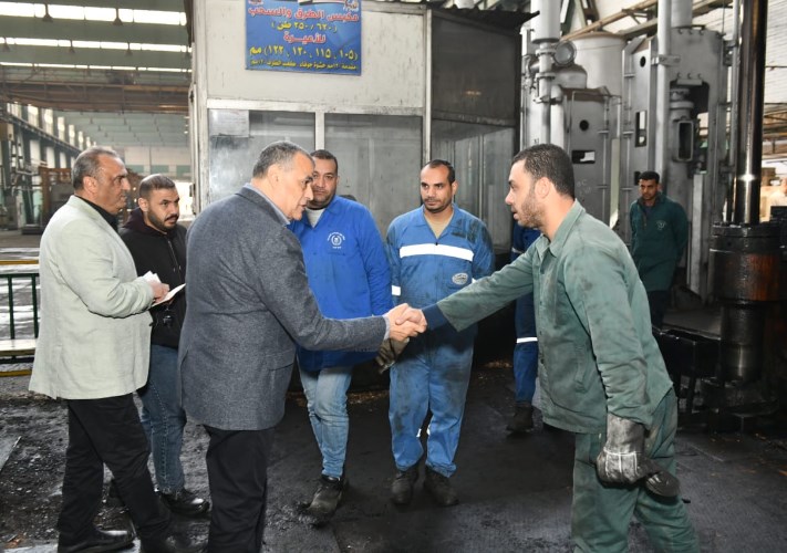 وزير الإنتاج الحربى يتفقد مصنع 99