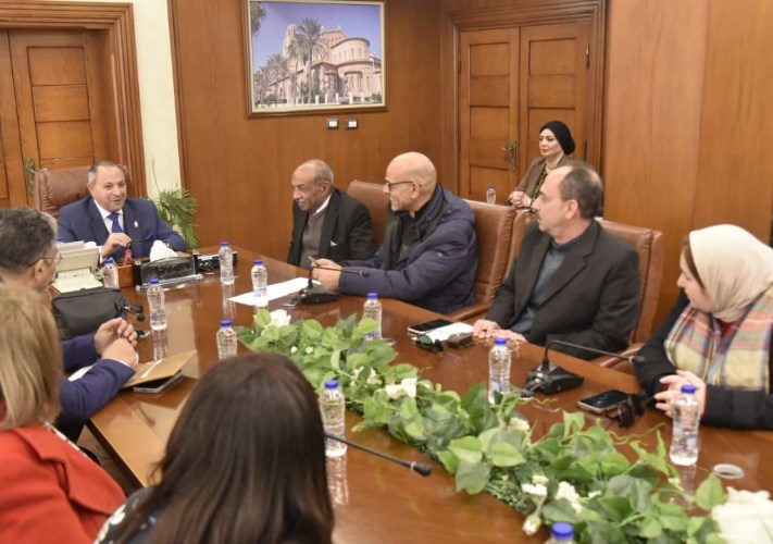 اجتماع المحافظ مع ممثلى السياحه والإستثمار
