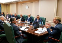 المهندس كريم بدوي خلال اجتماعه مع مع عدد من مسؤولي شركات البترول العالمية